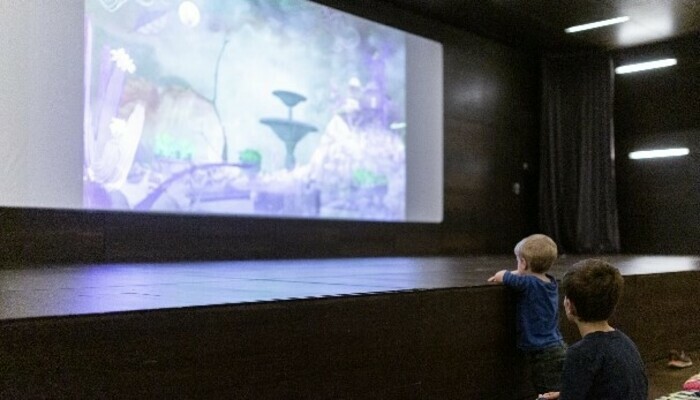 écran de cinéma avec des enfants qui regardent