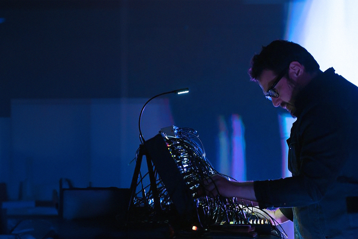 L'artiste Francisco Meirino  en performance