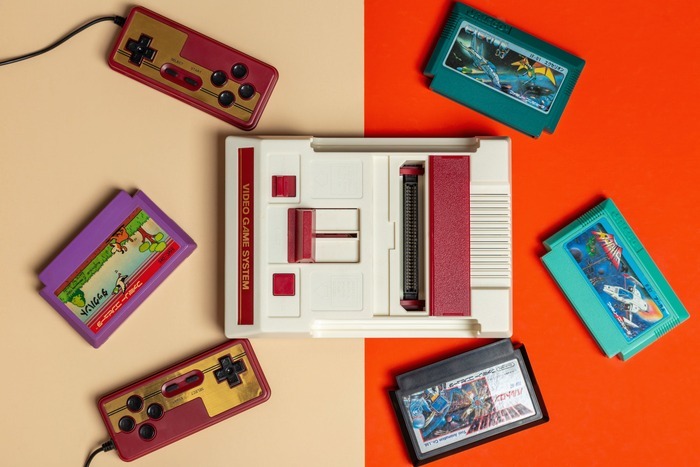 Une console Nintendo Famicom/NES avec des cartouches de jeux disposées autour