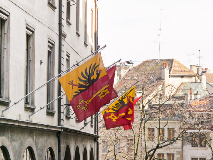 Deux drapeaux de Genève sont accrochés à un immeuble de la Vieille-Ville de Genève.