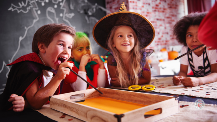 Enfants halloween qui jouent