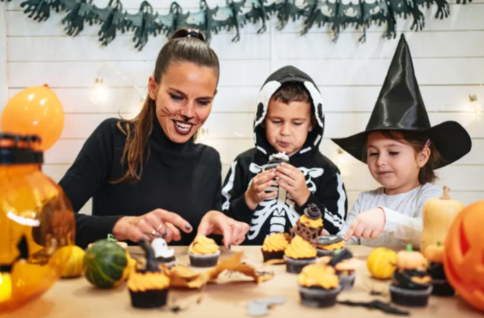 enfants qui cuisinent à Halloween