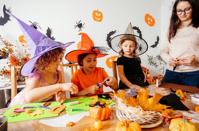 Enfants qui bricolent à Halloween à Genève