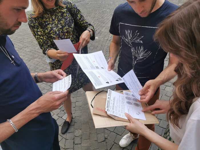 Groupe faisant un jeu de piste