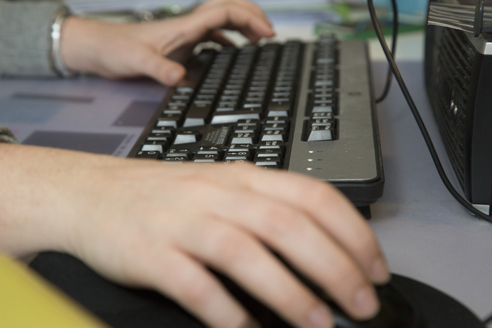 Un clavier et des mains sur le clavier en gros plan