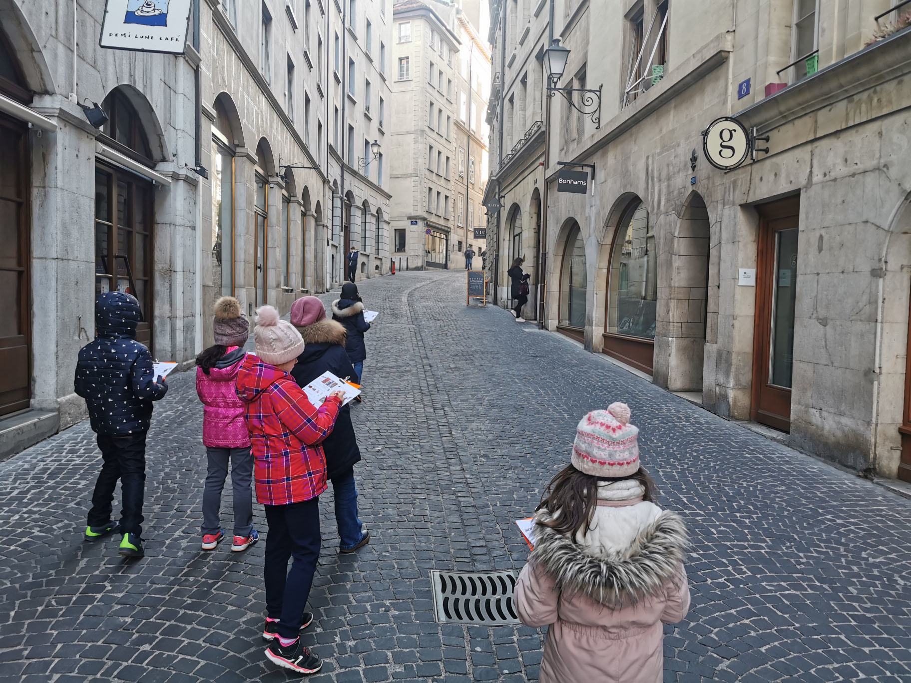 Des enfants participent à un jeu de piste en vieille ville de Genève