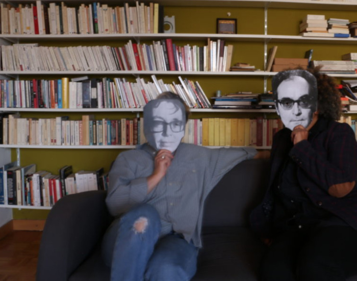 Les deux comédiennes sur un canapé avec des masques qui leur couvrent leur visages