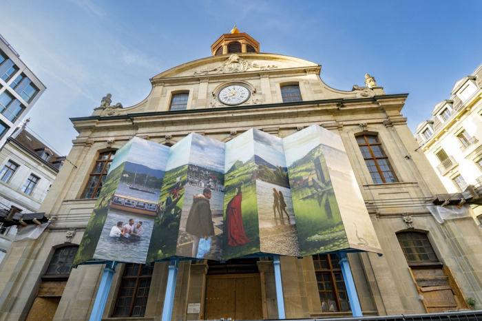 Photographie du photomontage 'Déplié' sur la façade du temple de la Fusterie