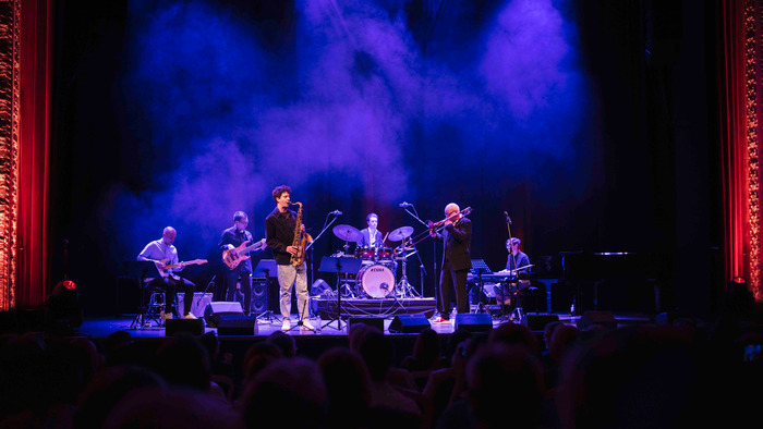 Photo du groupe en concert sur scène