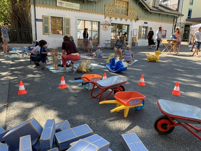 Activités et animations pour tous les âges sur la place des Grottes