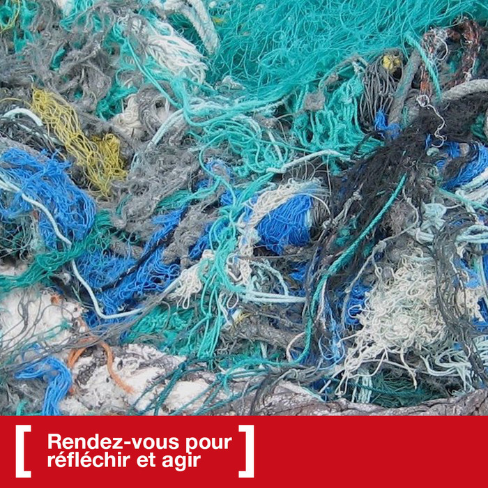 Des filets de pêche de couleurs vive emmêlés sur du sable.