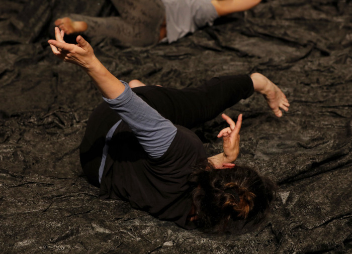 une danseuse à terre