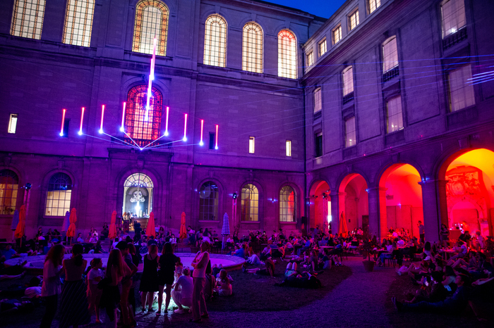 Mapping dans la cour du musée