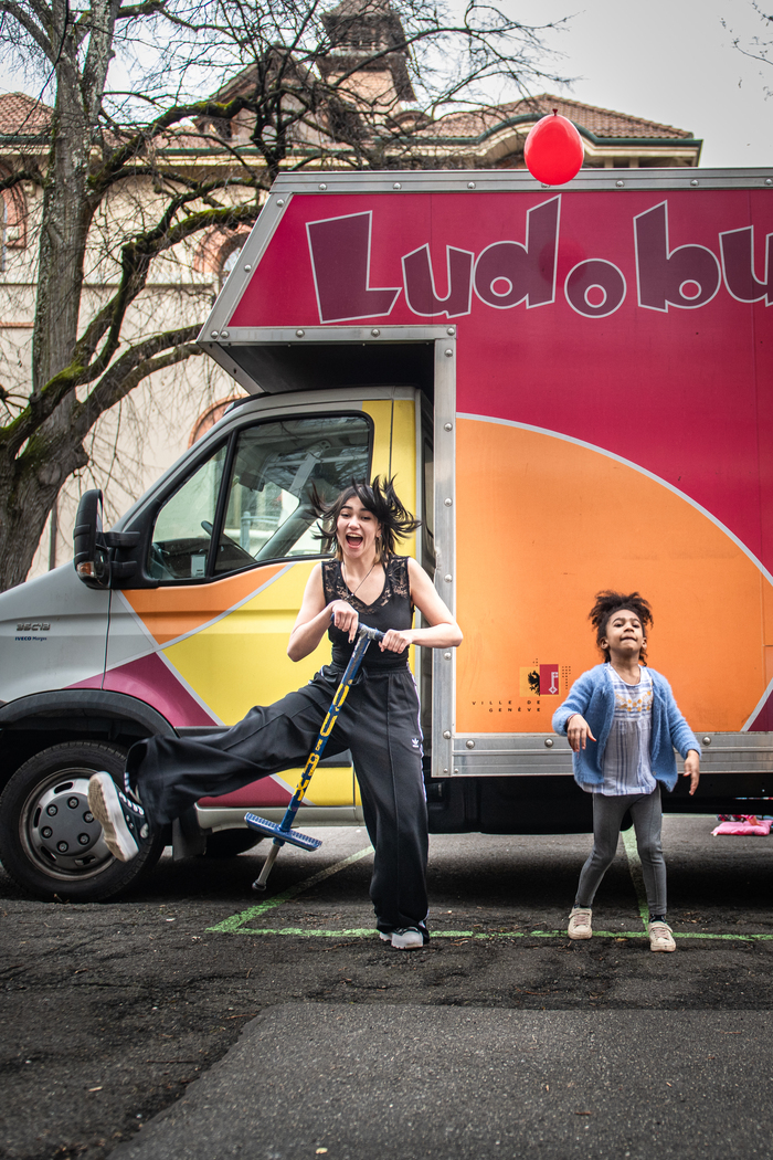 Deux enfants jouent dans un préau d'école avec les accessoires du Ludobus