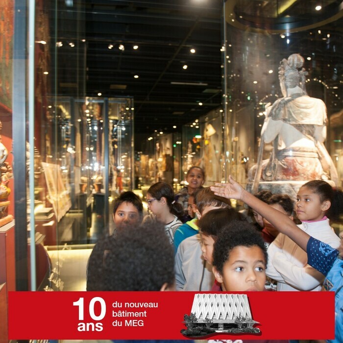 Des enfants en visite dans l'exposition permanente du MEG