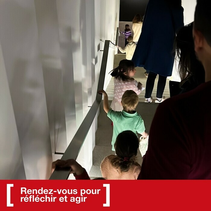 Des enfants descendent les escaliers du MEG à Genève