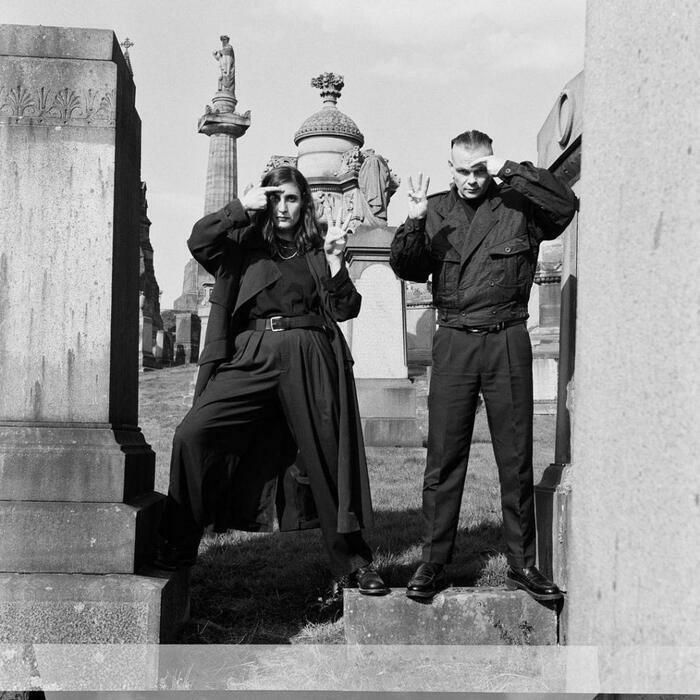 Photo en noir et blanc du duo Lebanon Hanover dans un cimetière