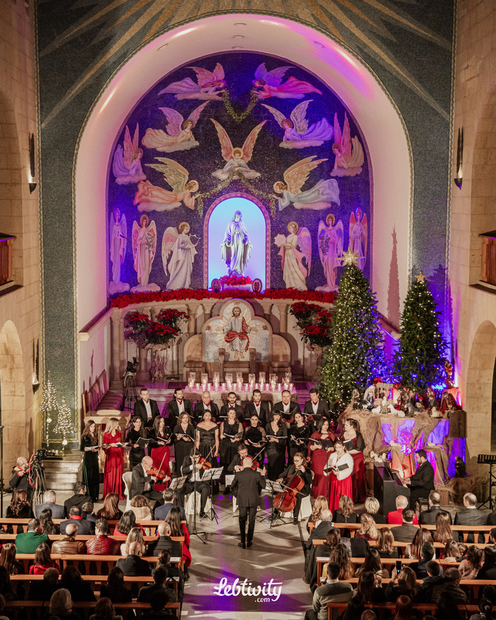 Une photo de l’ensemble chantant dans une église