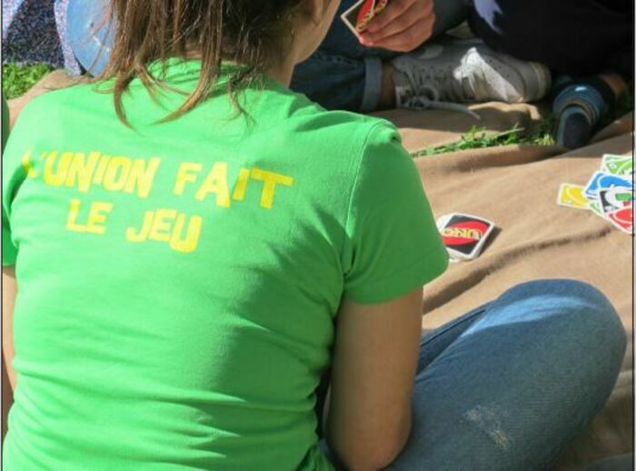 jeune fille dans un parc