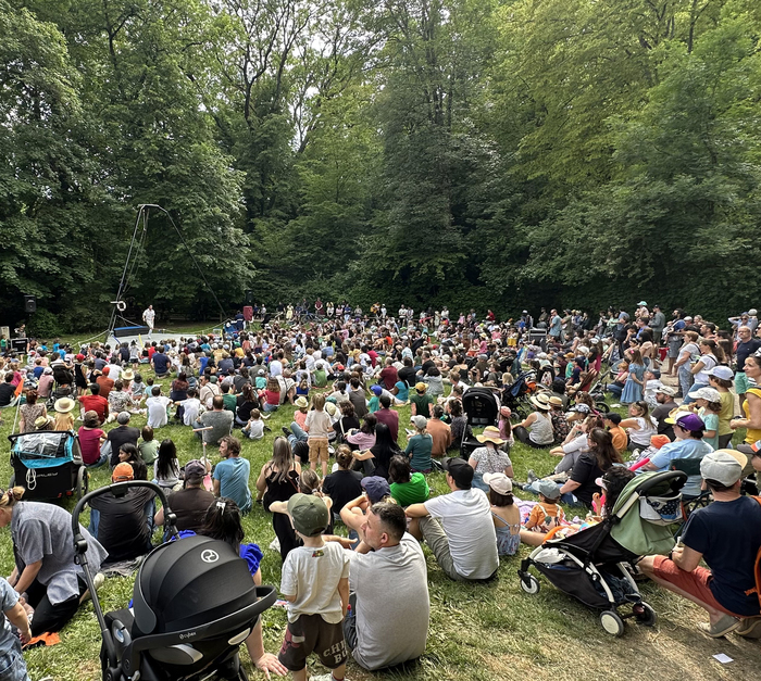 Du monde assis dans l'herbe