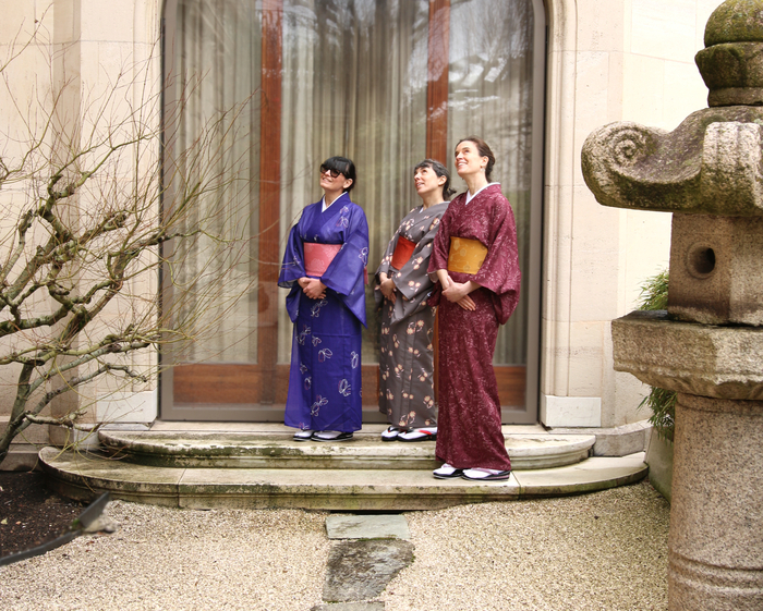 Femmes revêtues du kimono dans le jardin du Musée des Art d'Extrême-Orient