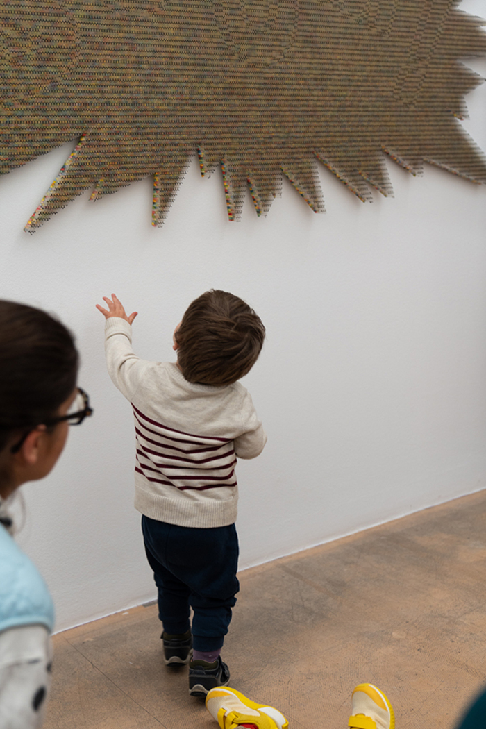 Enfant devant une oeuvre de Carmen Perrin au MAMCO