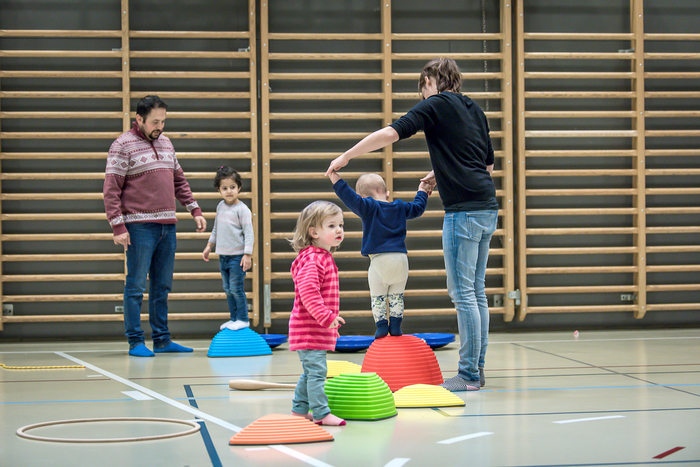 enfants mouvement salle de sport obstacle