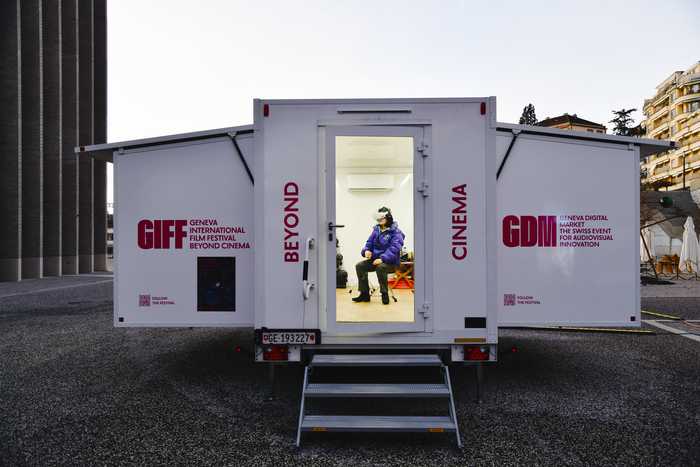 Personne avec casque VR dans le camion du GIFF