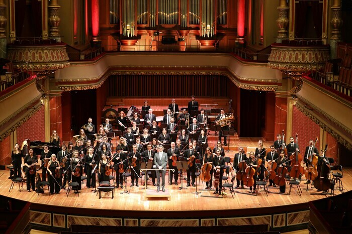 Orchestre des Nations sur la scène du Victoria Hall