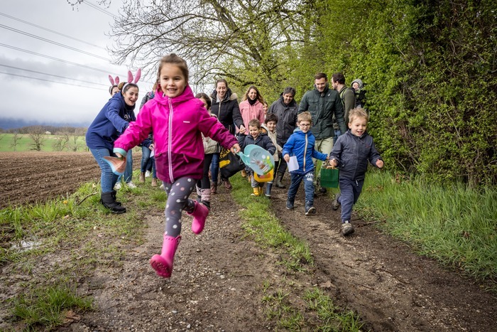 Enfants qui chassent les œufs de Pâques