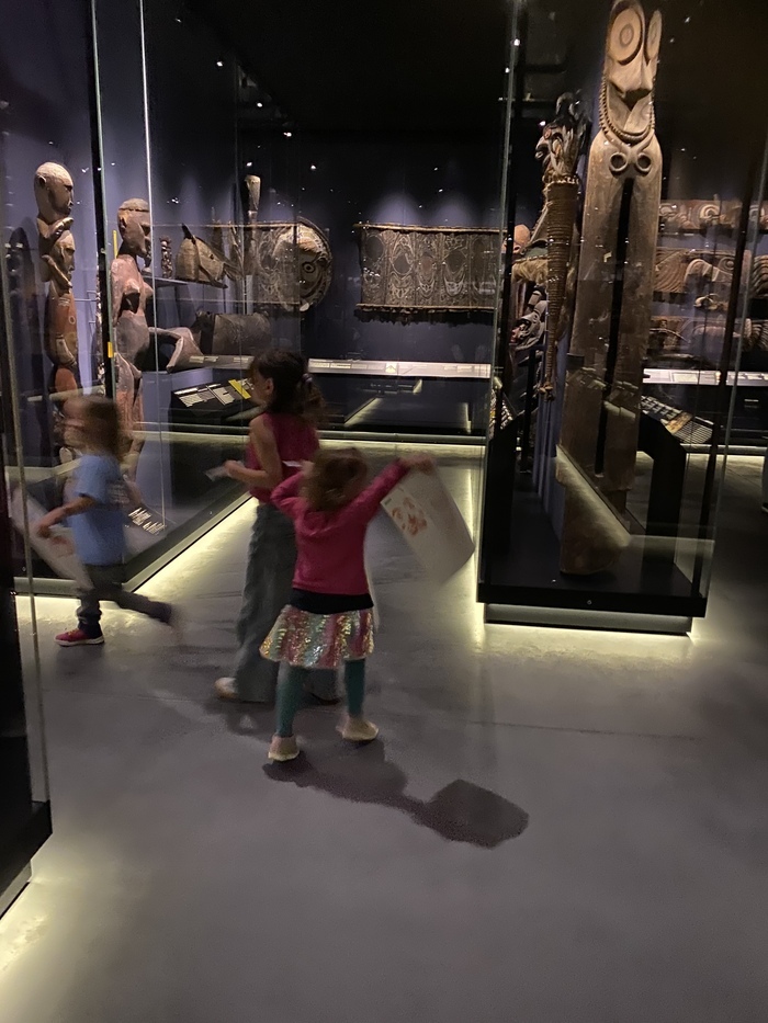 des enfants dans l'exposition permanente du MEG