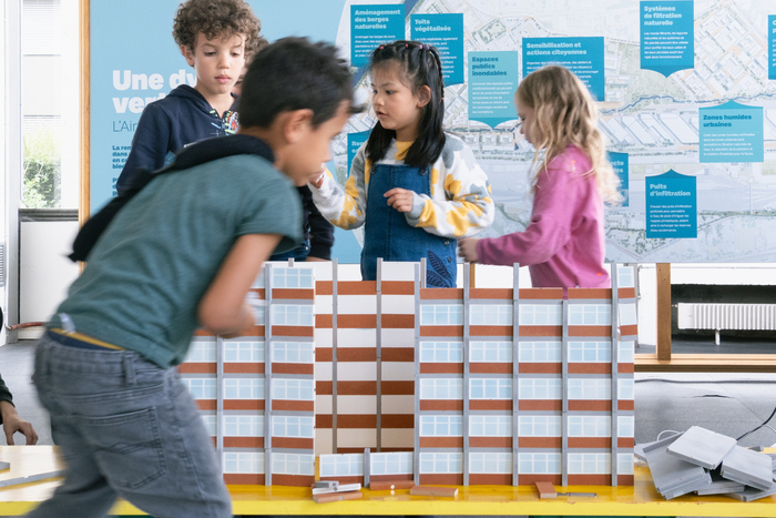 Enfants construisant une maquette