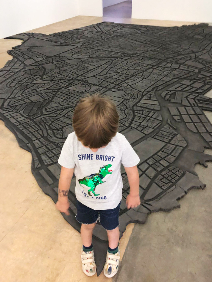 Enfant dans une salle du musée