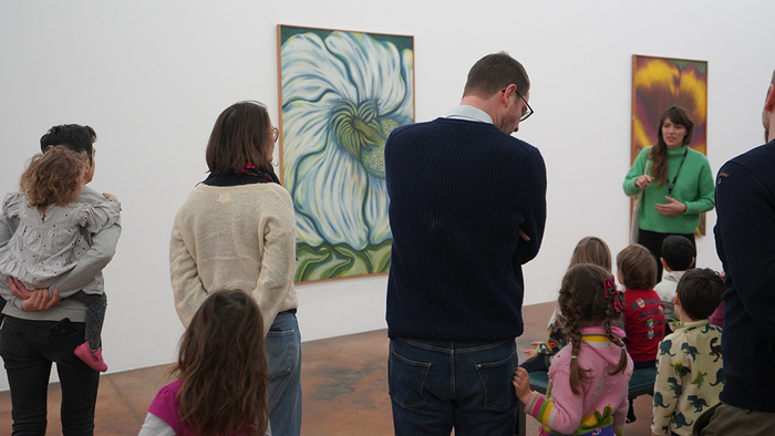 Enfants en visite dans une des salles d'exposition du MAMCO, exposition Emma Reyes, printemps 2024