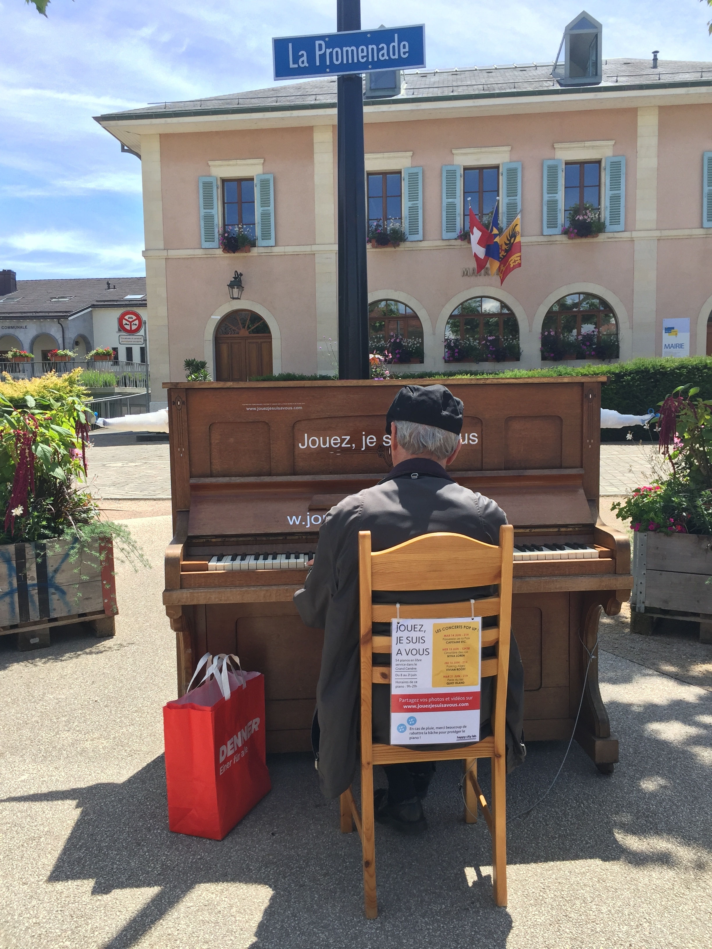 personne jouant du piano devant la Mairie de Plan-les-Ouates