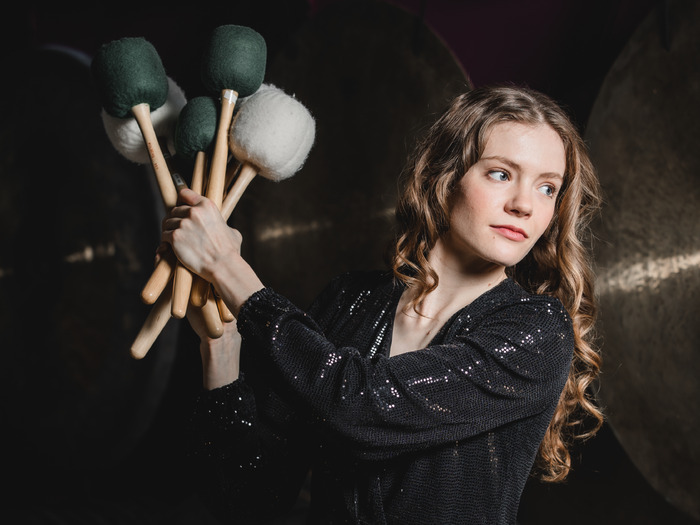 Portrait d'Adélaide Ferrière avec des baguettes à percussions