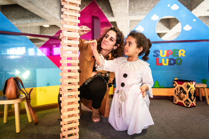 petite fille jouant avec le jeux kapla