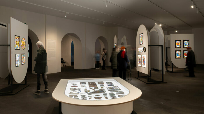 Conversation dans l'exposition Post Tenebras Lux, les vitraux du Musée Ariana