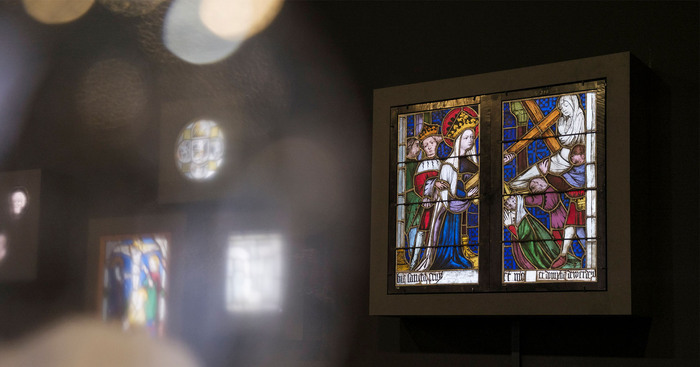 Aile médiévale de l'exposition Post Tenebras Lux où l'on peut voir deux vitraux religieux (descente de Jésus de sa croix).