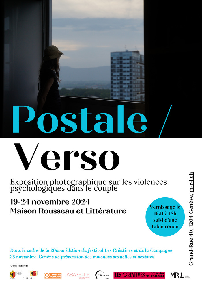 Une femme se tient devant une grande fenêtre d'un appartement très haut, d'où l'on voit le ciel et le toit d'un autre grand immeuble.