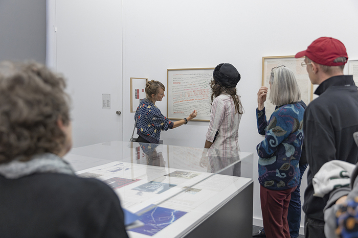 Visiteurs dans une salle d'exposition du MAMCO