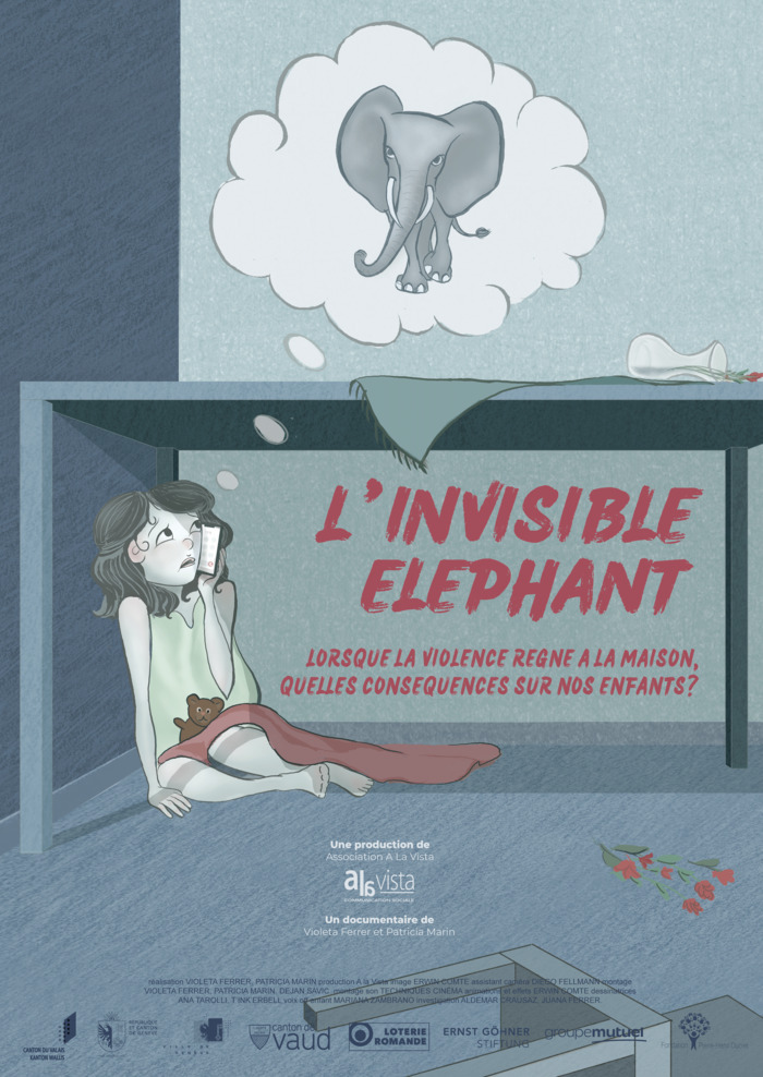 Sur l'image, on voit une affiche du film documentaire intitulé "L'Invisible Éléphant", qui aborde les conséquences de la violence domestique sur les enfants. L'affiche montre une jeune fille recroquevillée sous une table, l'air effrayé, tenant un téléphone. Un ours en peluche est à ses côtés, et des objets renversés, comme un verre cassé et des fleurs, sont visibles à l'arrière-plan. Une bulle de pensée au-dessus de la fille représente un éléphant, symbolisant peut-être le poids ou l'impact de…