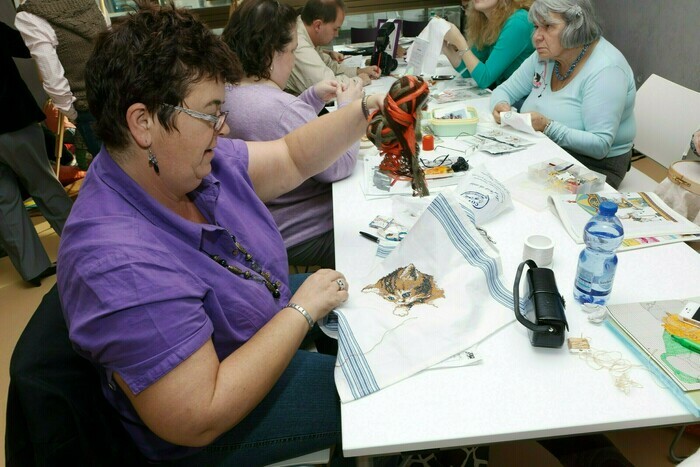 Image de personnes faisant de la broderie