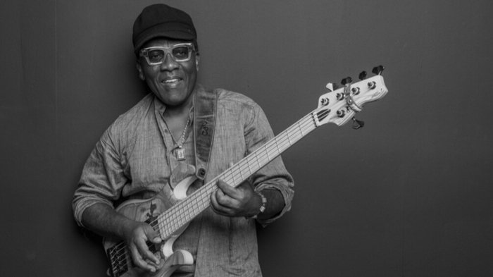 Photo en noir et blanc de Richard Bona avec sa basse