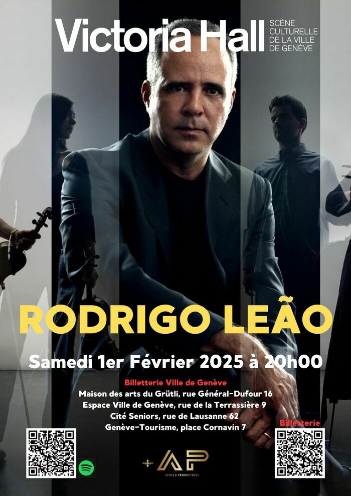 L’image présente un homme sérieux au centre, Rodrigo Leão, vêtu d’une veste noire. En arrière-plan, des silhouettes de musiciens avec leurs instruments sont visibles, créant une atmosphère de concert. En bas, le texte indique: Rodrigo Leão en concert le samedi 1er février 2025 à 20h00 au Victoria Hall. Un QR code spotify et le logo d’Apollo Productions apparaissent également.