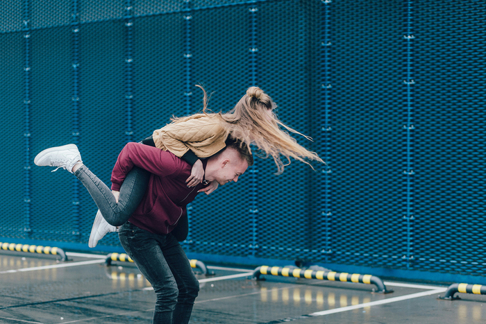 Couple qui s'amuse