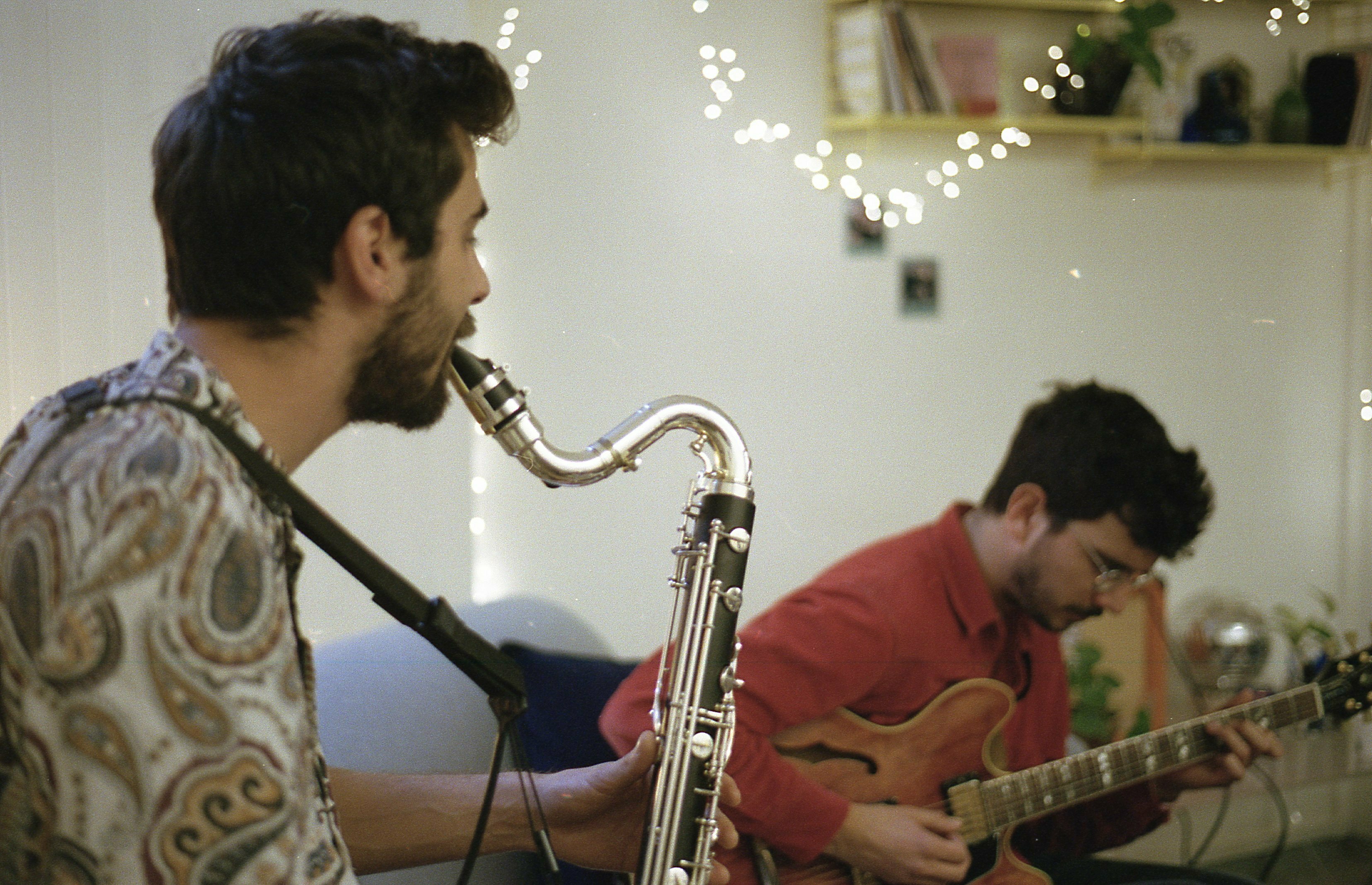 Un clarinettiste et un guitariste