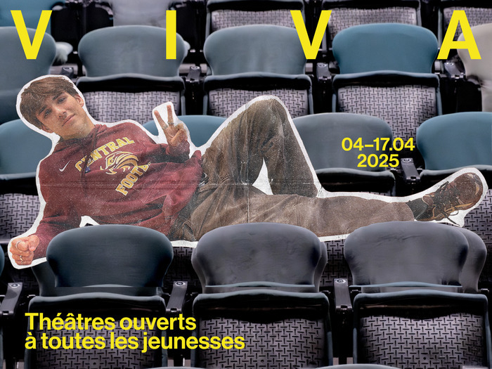 Il s'agit de l'affiche du festival. Un jeune est allongé sur des fauteuils de théâtre, il sourit et fait un V avec ses doigts.