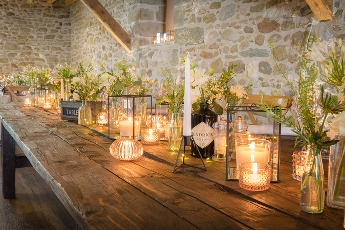 Table en bois, décoration avec des bougies, fleurs