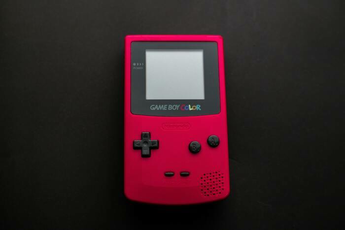 Une console GameBoy rouge